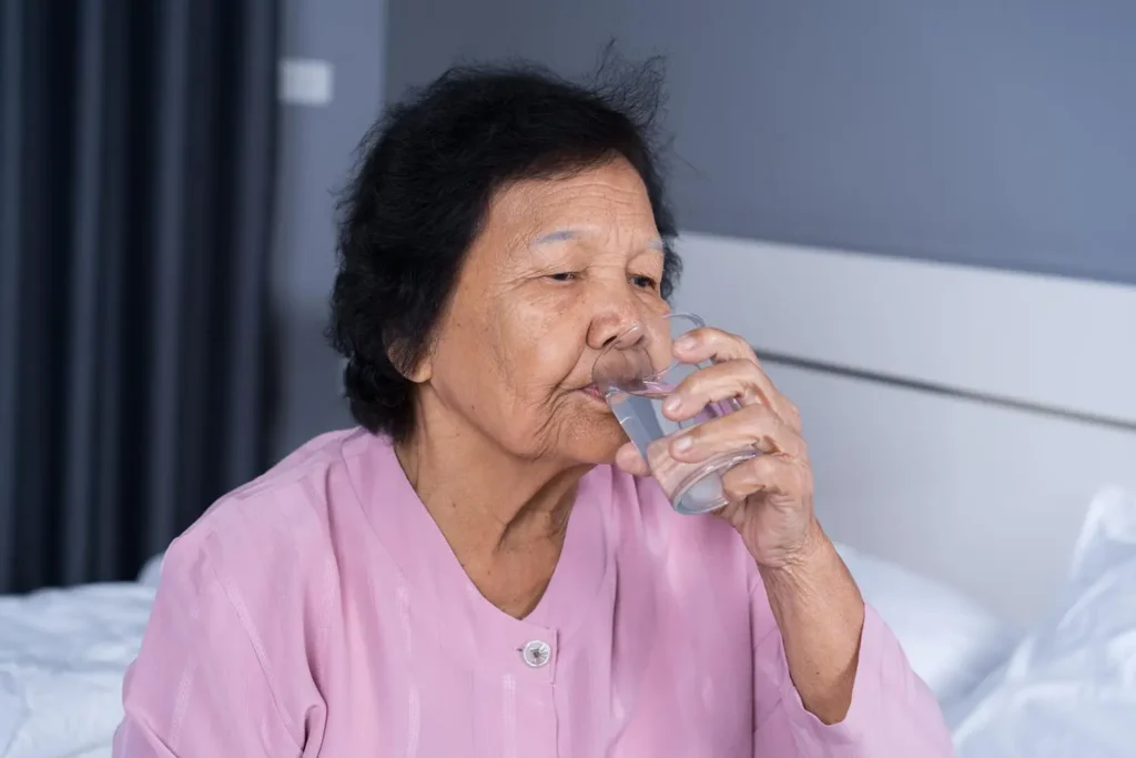ผู้สูงอายุกำลังดื่มน้ำ