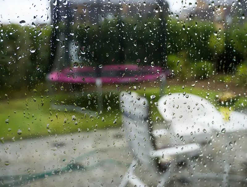 รอยหยดน้ำฝนที่กระจกหลังจากฝนตกหนัก